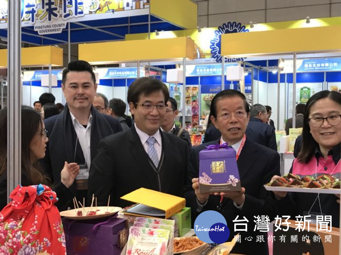 駐日大使謝長廷先生也親臨桃園館,對於桃園優質商品讚不絕口。
