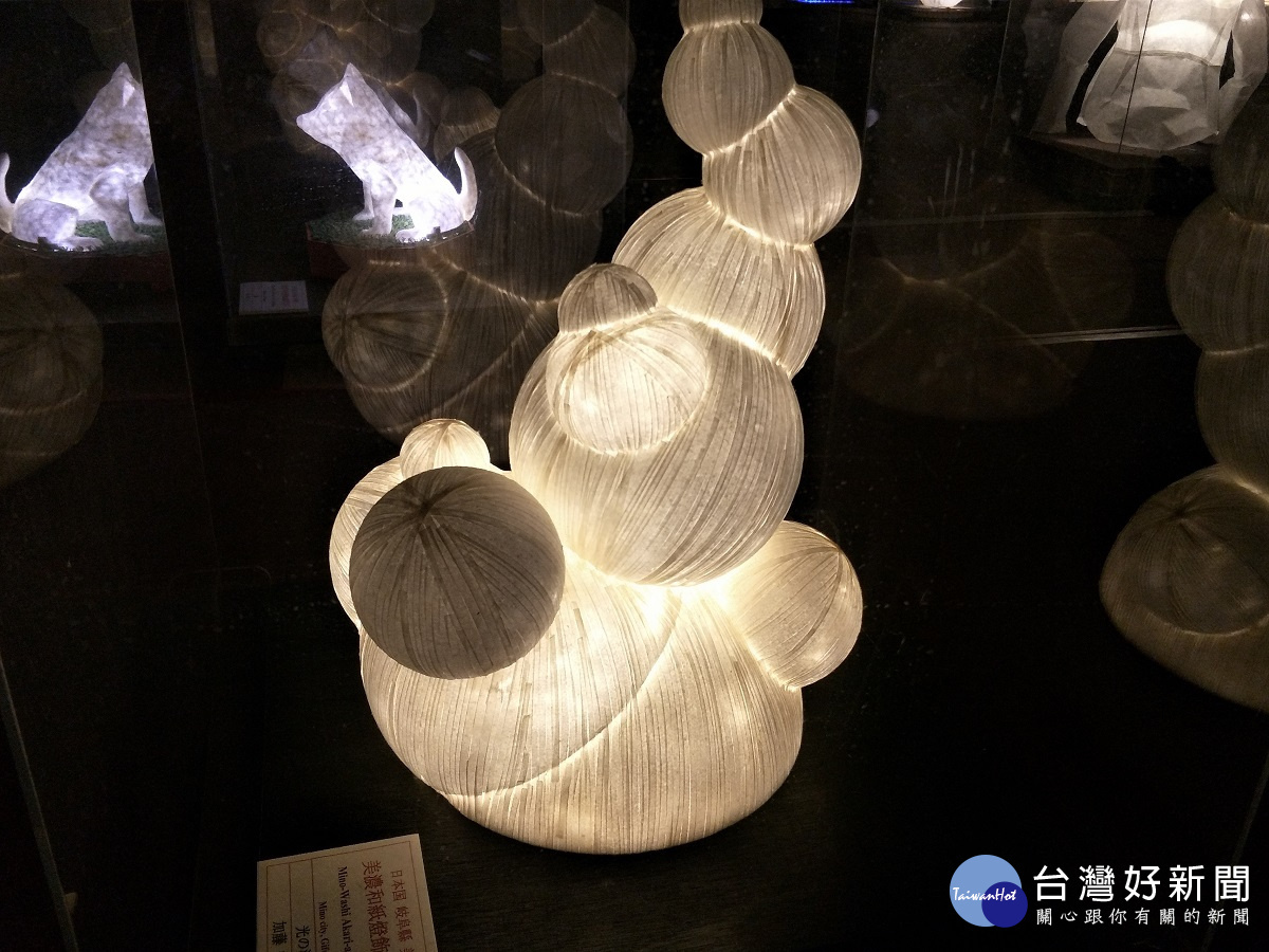 日本美濃市和紙藝術燈藝作品展。（圖／記者鄧富珍攝）