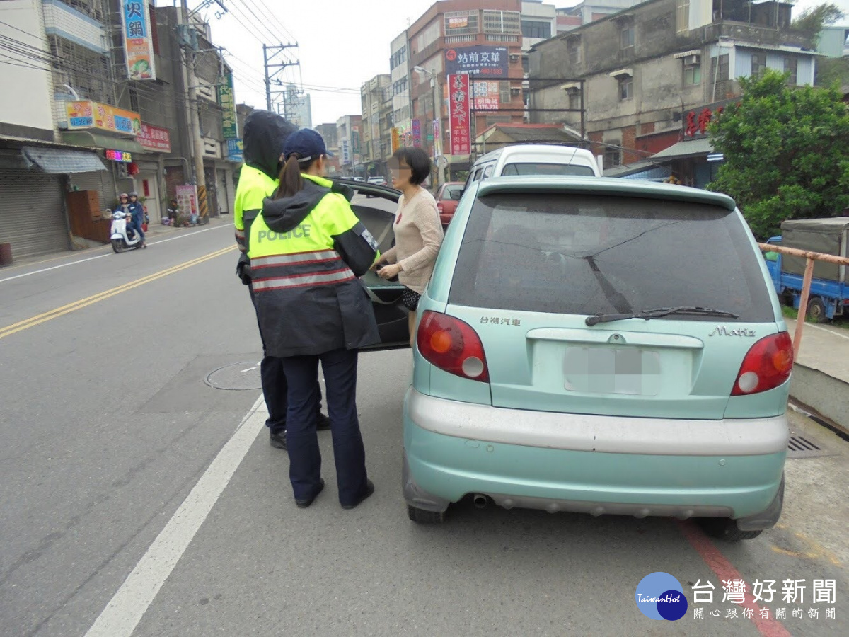 楊梅派出所警員協助民眾將故障車輛推離現場。