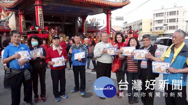 北港警分局預防犯罪宣導團前進各大廟宇貼近民眾,宣導「防竊、防搶、打詐、反毒」妙方,讓民眾充分感受警察無所不在。(記者陳昭宗拍攝)