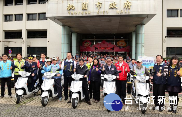 桃園市環保局於市府廣場舉行「對抗空污一起來,河川鄰里好未來」交車儀式。