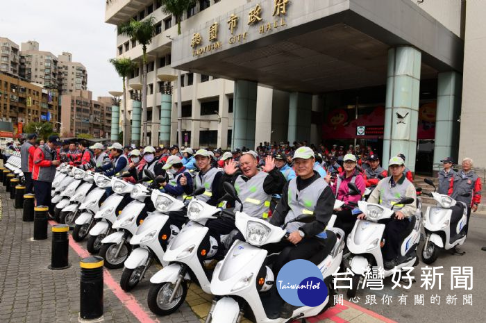 鄭文燦表示，使用電動機車提升巡守效率，守護環境與治安的同時也能維護空氣品質。