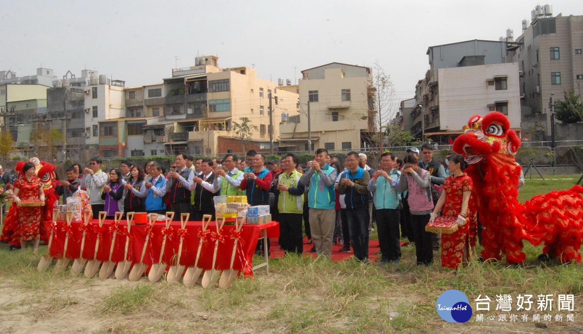 崙平公園三期綠美化工程動土開工典禮前先由邱市長(前排右9)等人祭拜。