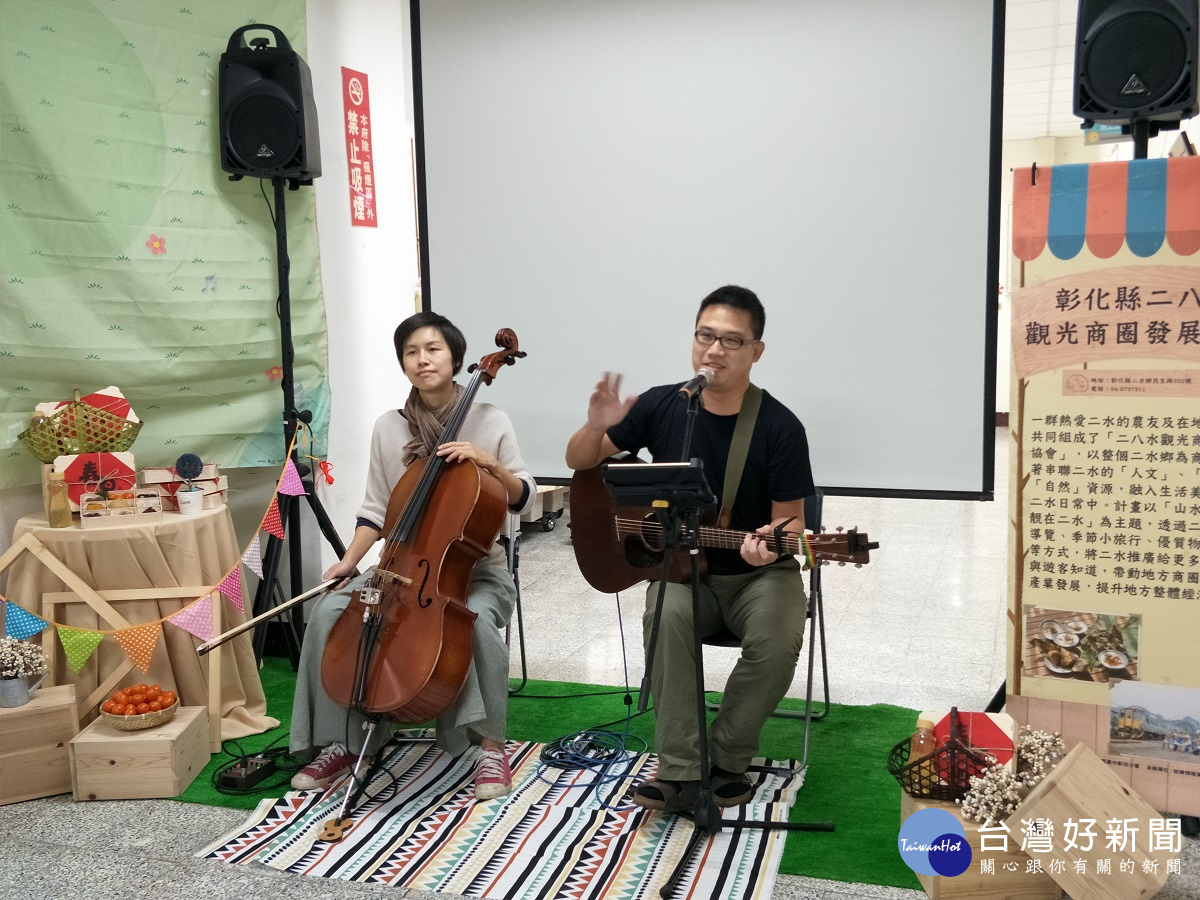 二八水商圈食旅野餐音樂會宣傳，二水在地樂團「農村武裝青年」精彩演出。圖／記者鄧富珍攝