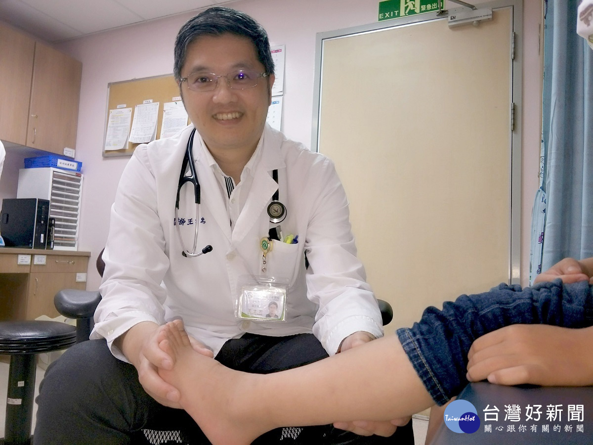 王士忠醫師指出,鉤蟲幼蟲孵化後,喜歡群聚在1~2公分表淺的潮濕、疏鬆泥土裡,如果赤腳接觸泥土,幼蟲可能從皮膚進入人體。