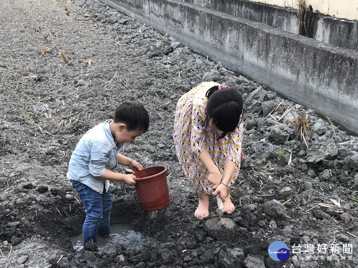 王士忠醫師提醒家長們,親近大自然固然美好,建議避免赤腳接觸泥土,以免遭受寄生蟲害。(彰基兒童醫院 / 資料照片)