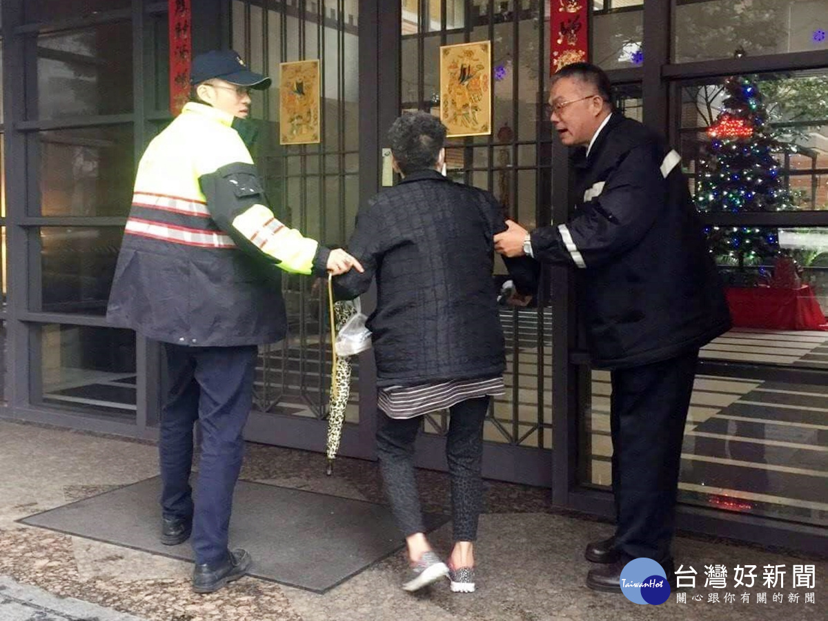 八旬婦迷途雨中徘徊 南崁警助返家