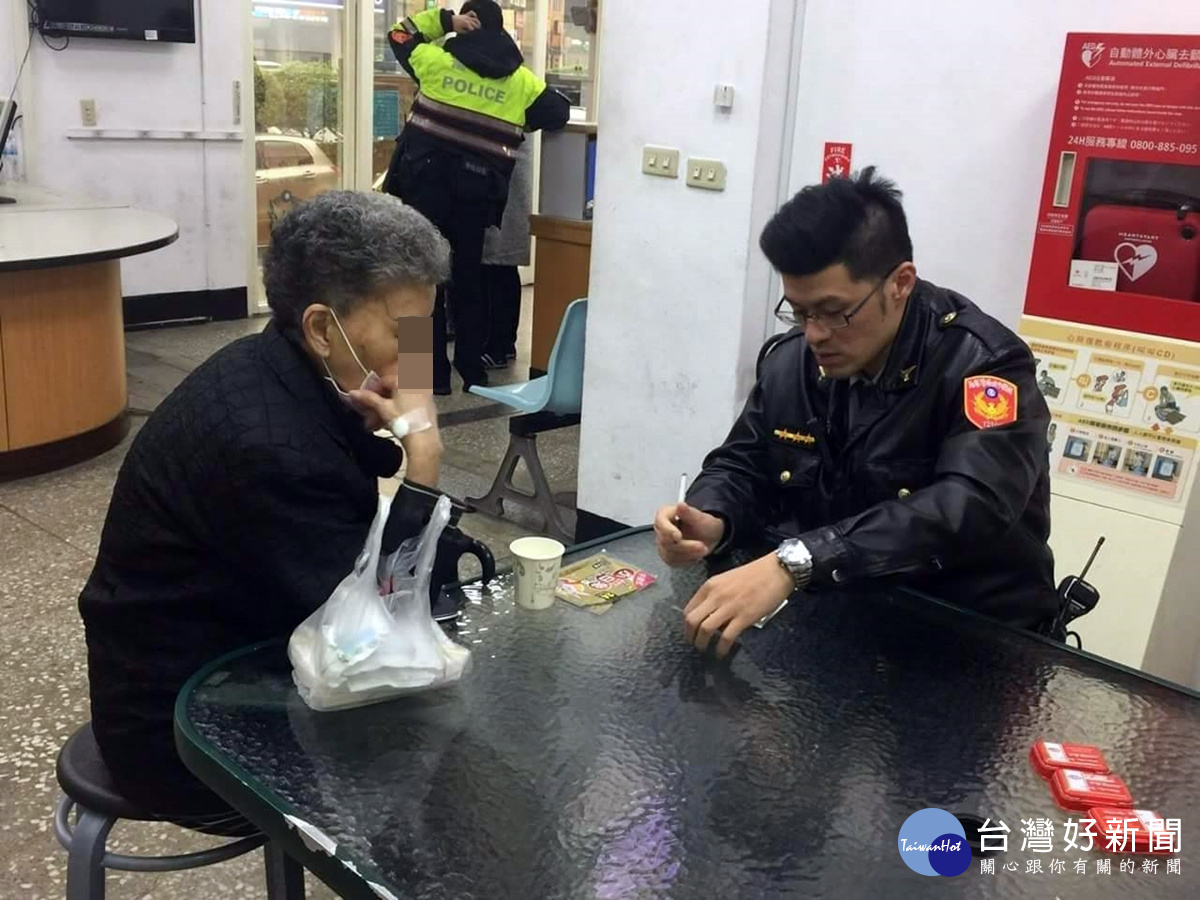 八旬婦迷途雨中徘徊 南崁警助返家