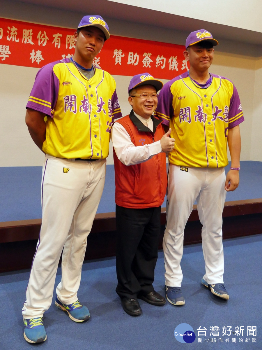 身高190以上俎品辰(左)與林鋅杰兩位球員,與號稱190擔任捕手的周國福站在一起合照