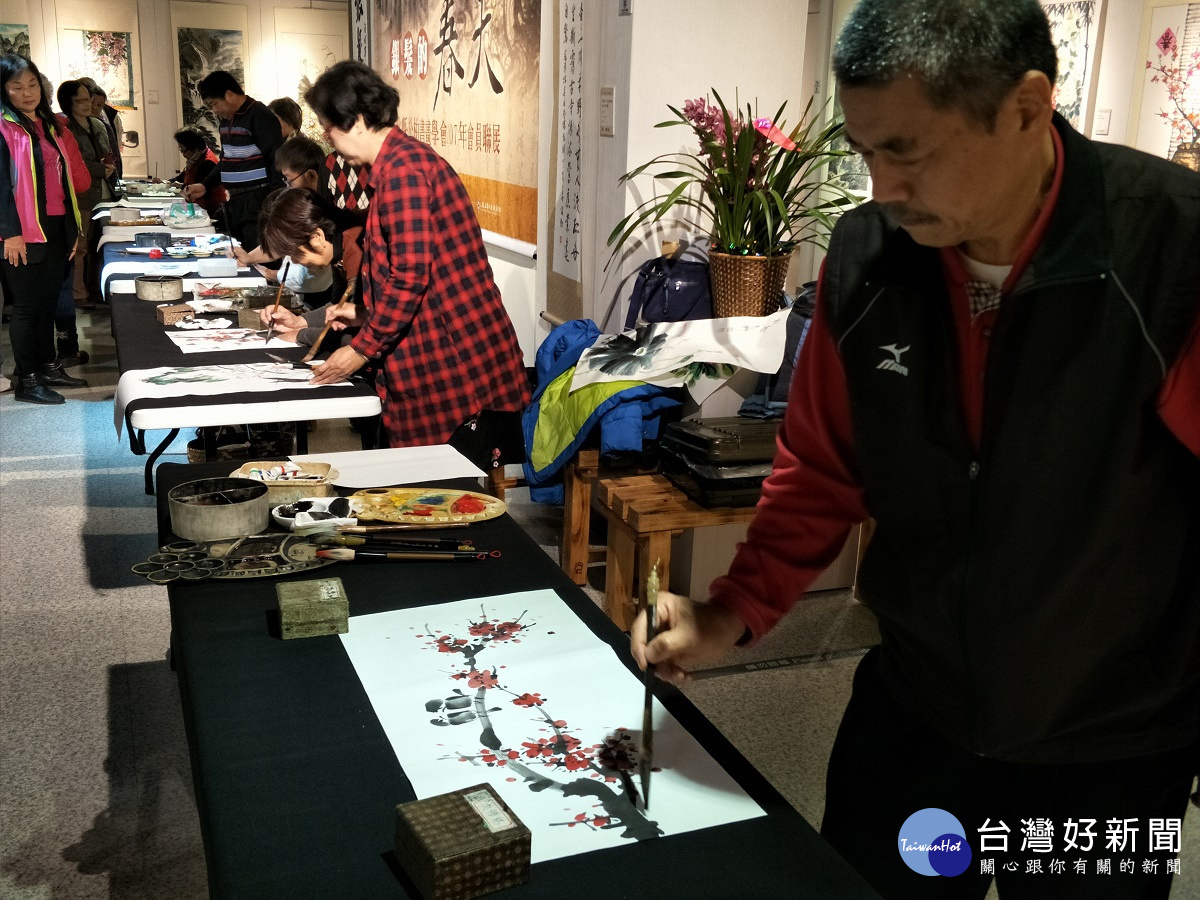 洪玉女、吳金盆、王柏勳、許智文、江慶章等老師現場創作書畫。圖/記者鄧富珍攝