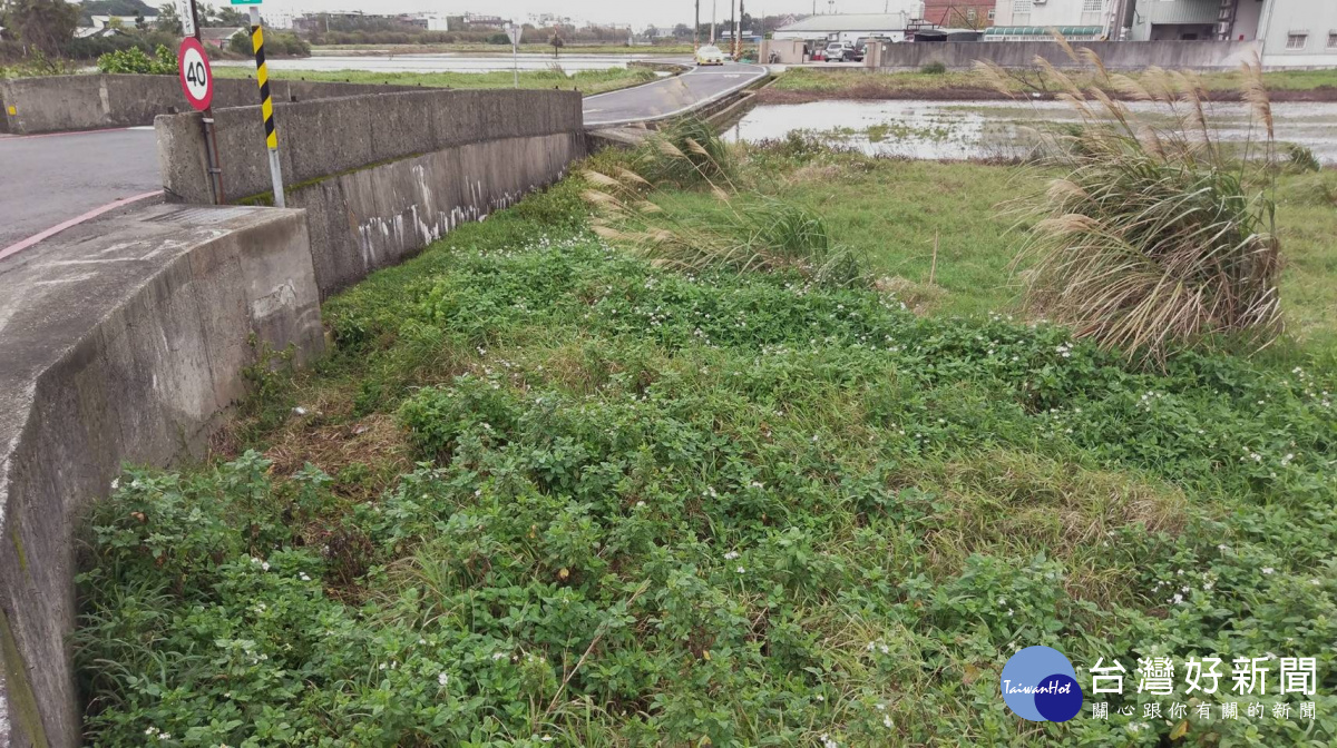 吳姓男子因天雨路滑不慎摔入一旁農田裡,員警巡邏見狀上前協助,順利讓男子脫困。