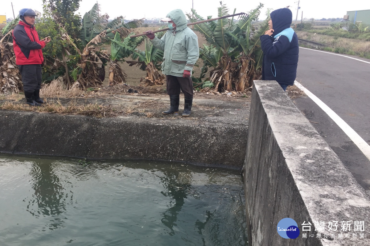 大型異物包括水桶、木柴卡住水閘口將造成溢水，殃及圳堤和農田及水資源，嘉南農田水利會七股站羅站長(右一)連同掌水工和小組長常聯手巡視。(圖/記者黃芳祿攝)