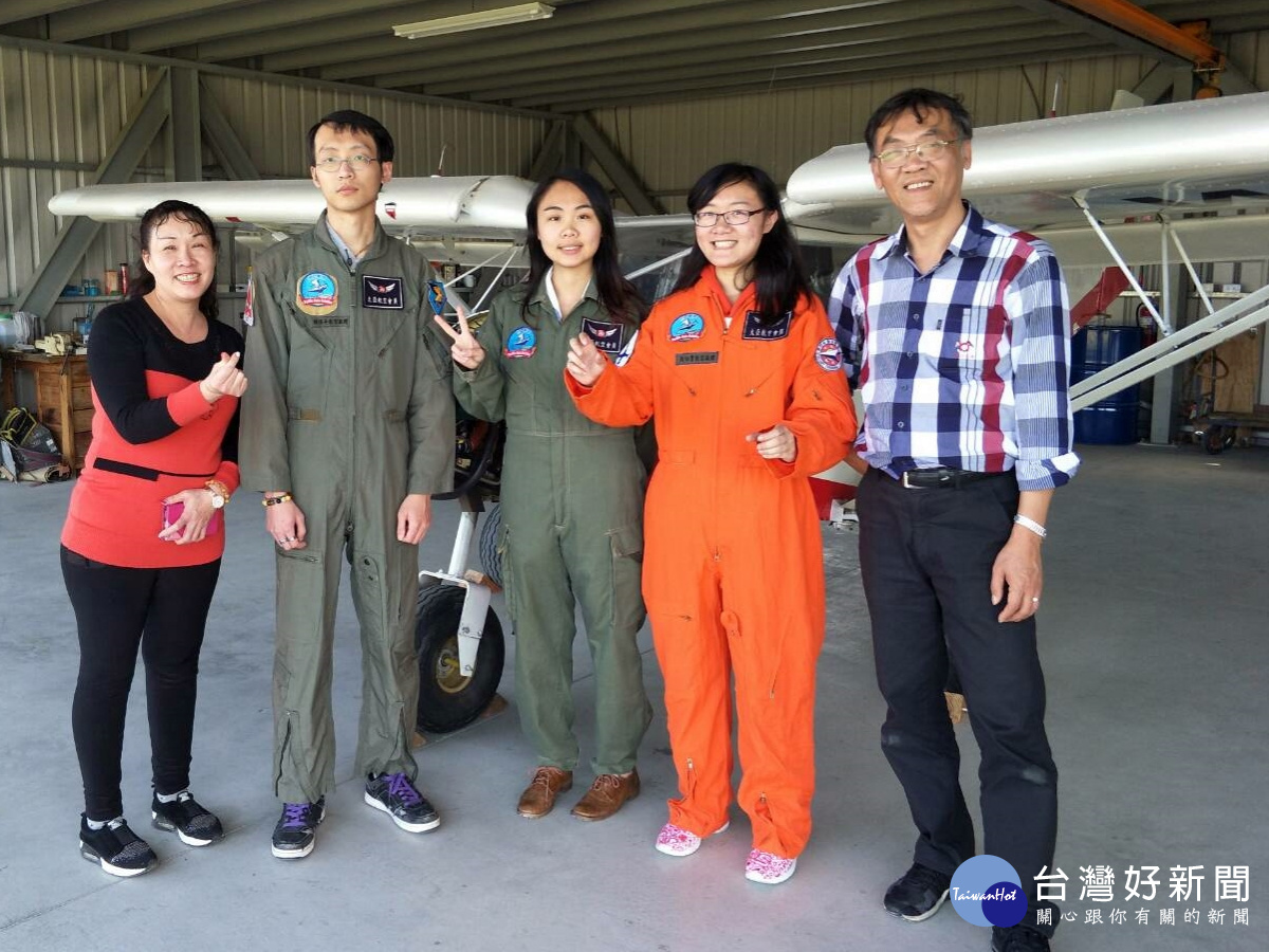 學生實習參與飛行訓練體驗