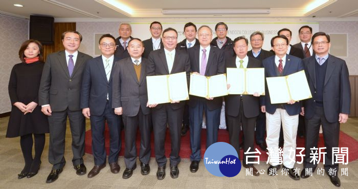 桃園市長鄭文燦(右三),出席「桃園航空城公司與聖母大學門多薩商學院合作備忘錄」簽署記者會。