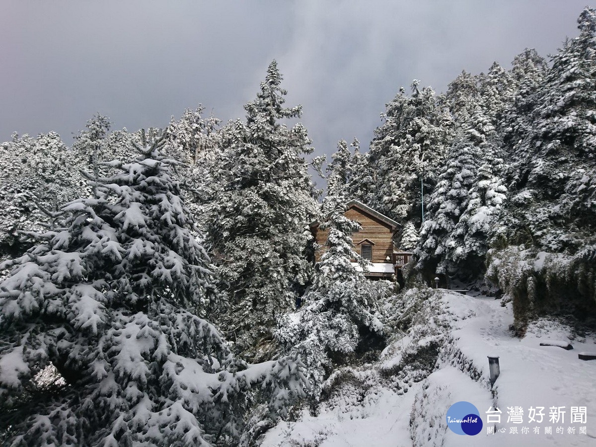 玉山地區排雲山莊於3月8日晚間20時19分再降雪，截至3月9日早上6時積雪已達10cm左右
