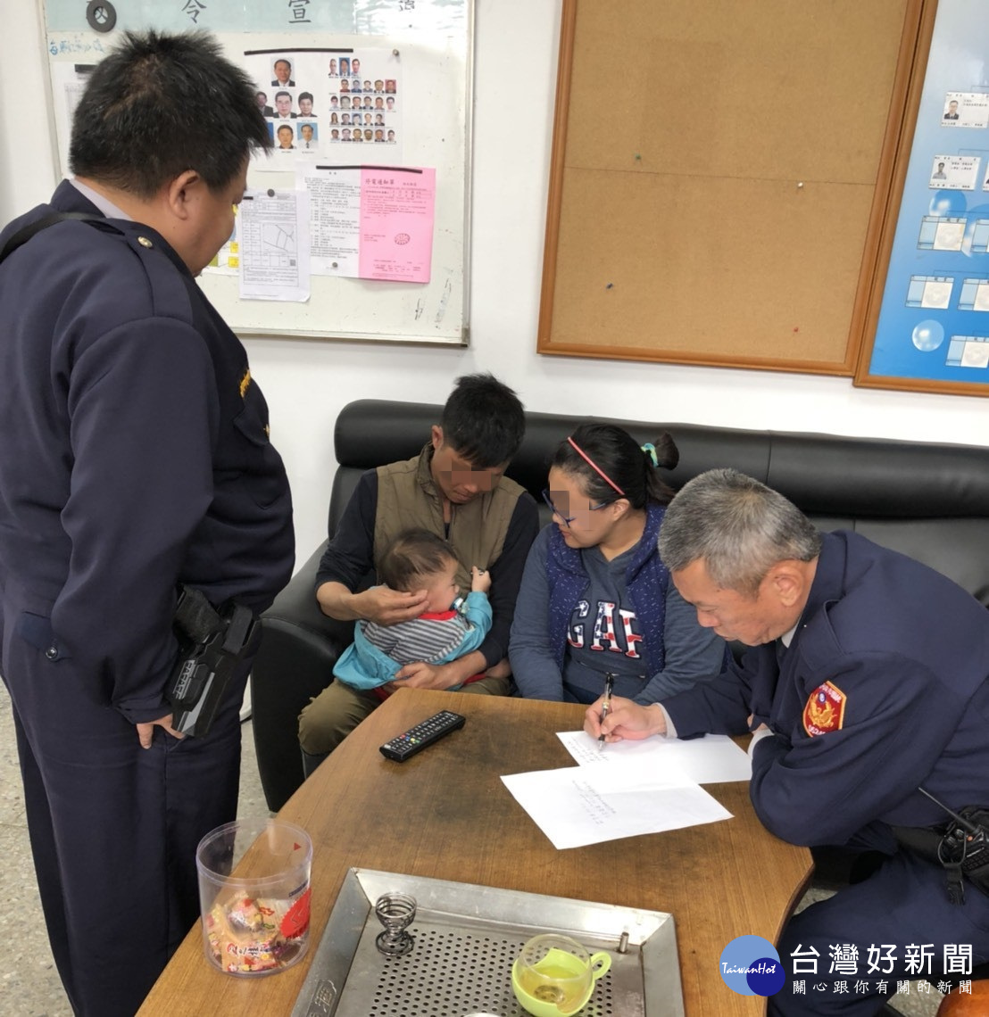 新屋區下田里一名女童走失,員警充當臨時保姆,協助女童順利返家。