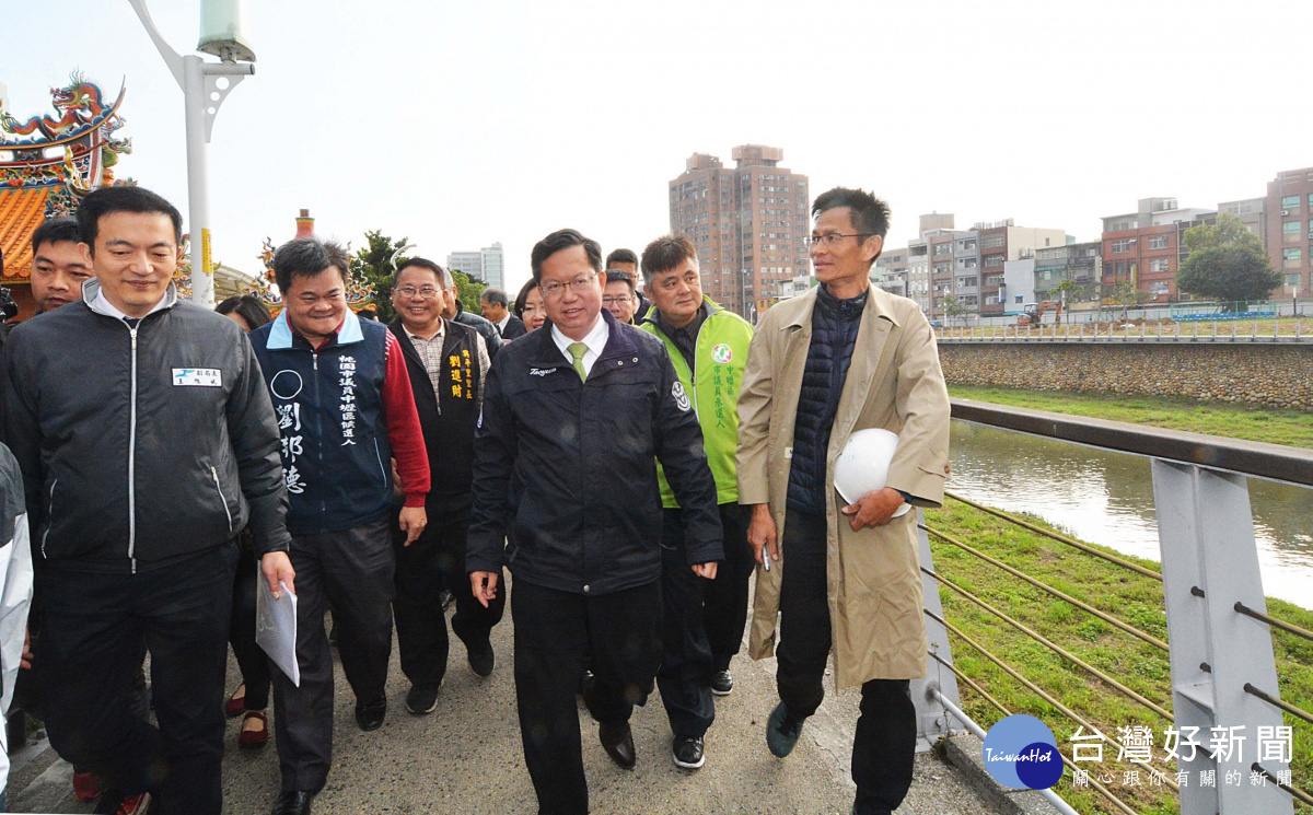 桃園市長鄭文燦前往中壢區,視察「桃園市中壢區老街溪A22站景觀改善工程」。