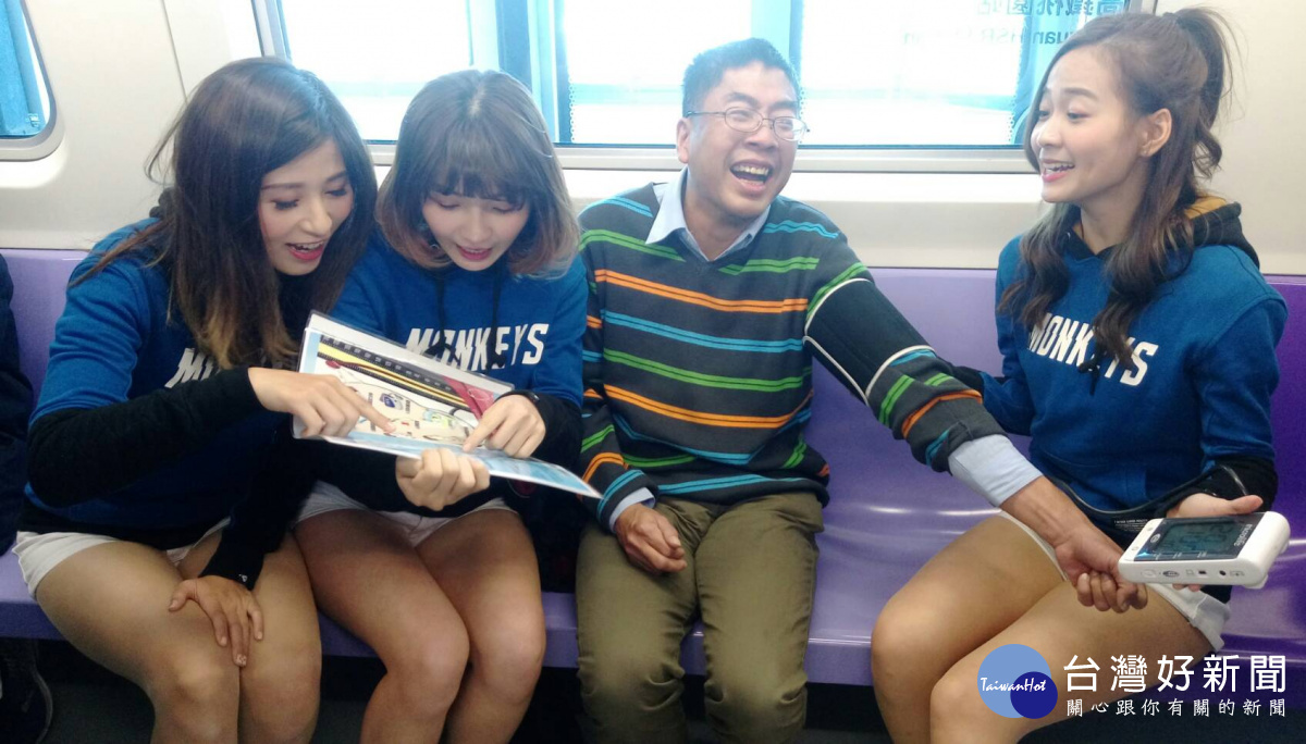 Lamigo球團,派出四名LamiGirls成員,舉辦「搭機捷好健康 LamiGirls陪你坐機捷量血壓」,吸引近百名球迷到場。
