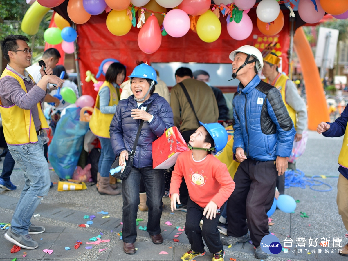 民眾帶著小孩大玩闖關遊戲,歡樂笑聲不絕於耳