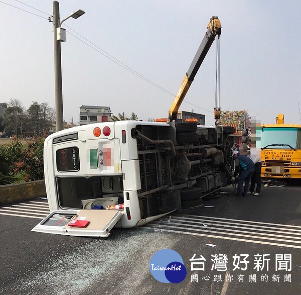 「幸福巴士」在扶朝里防汛道失控翻車,車上5名長者及駕駛共6人受傷,緊急送往北港媽祖醫院救治。(記者陳昭宗拍攝)
