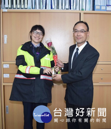 分局長廖志明代表分局全體員警,為女性同仁獻上一束紅玫瑰表達最誠摯的祝福與崇敬之意。(記者陳昭宗拍攝)