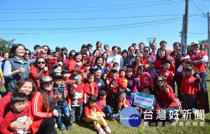 桃園市長鄭文燦上午前往楊梅區和平森林公園，出席107年度桃園市植樹節。