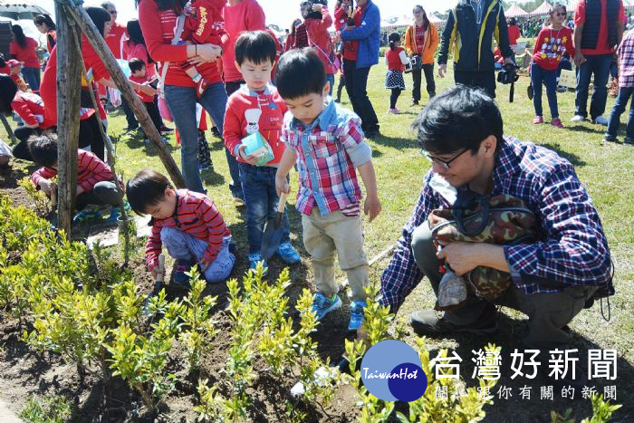 為響應植樹節種植、造林、愛地球活動，桃園市政府舉辦植樹節。