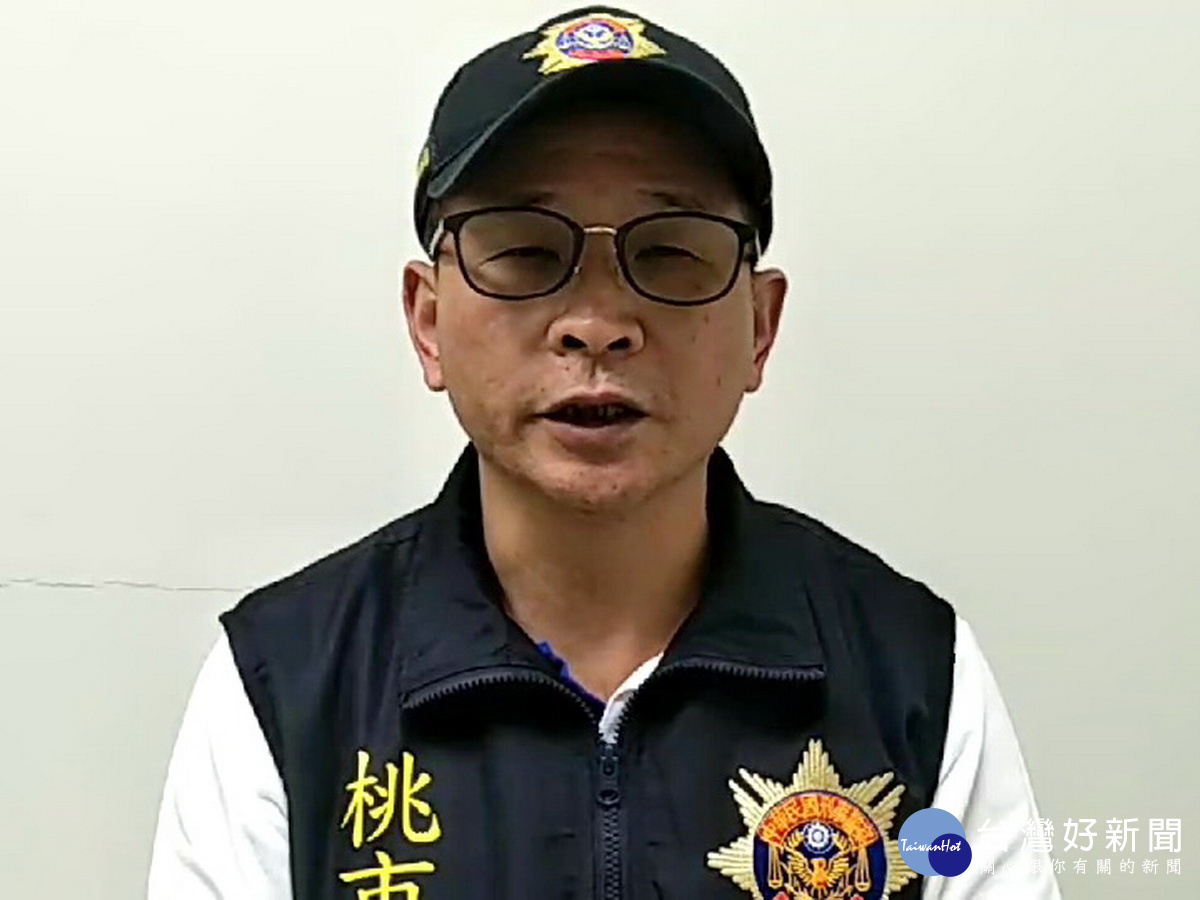中壢警分局偵查隊隊長許木生說明桃園市議員王浩宇服務處1遭潑漆案。