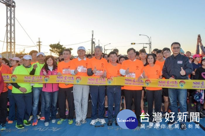 桃園市長鄭文燦前往觀音區,出席「遊藝樂活淨灘趣」觀音區全國客家日慶祝活動。