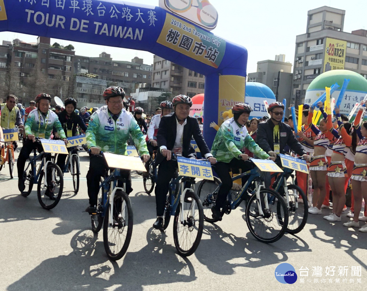 桃園市長鄭文燦和與會貴賓在「2018國際自由車環台公路大賽-桃園市站」賽程前領騎。