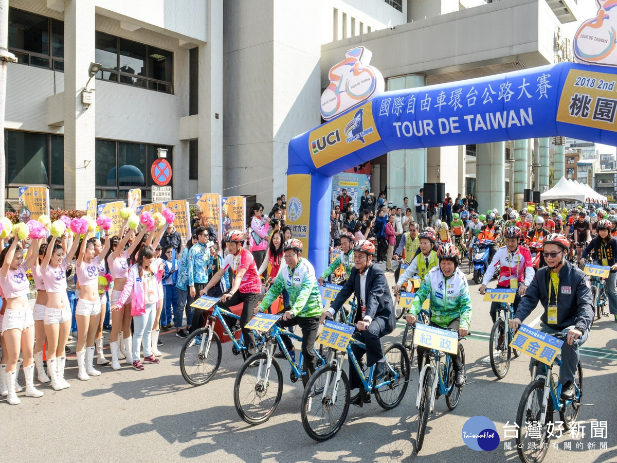 桃園市長鄭文燦和與會貴賓在「2018國際自由車環台公路大賽-桃園市站」賽程前領騎。