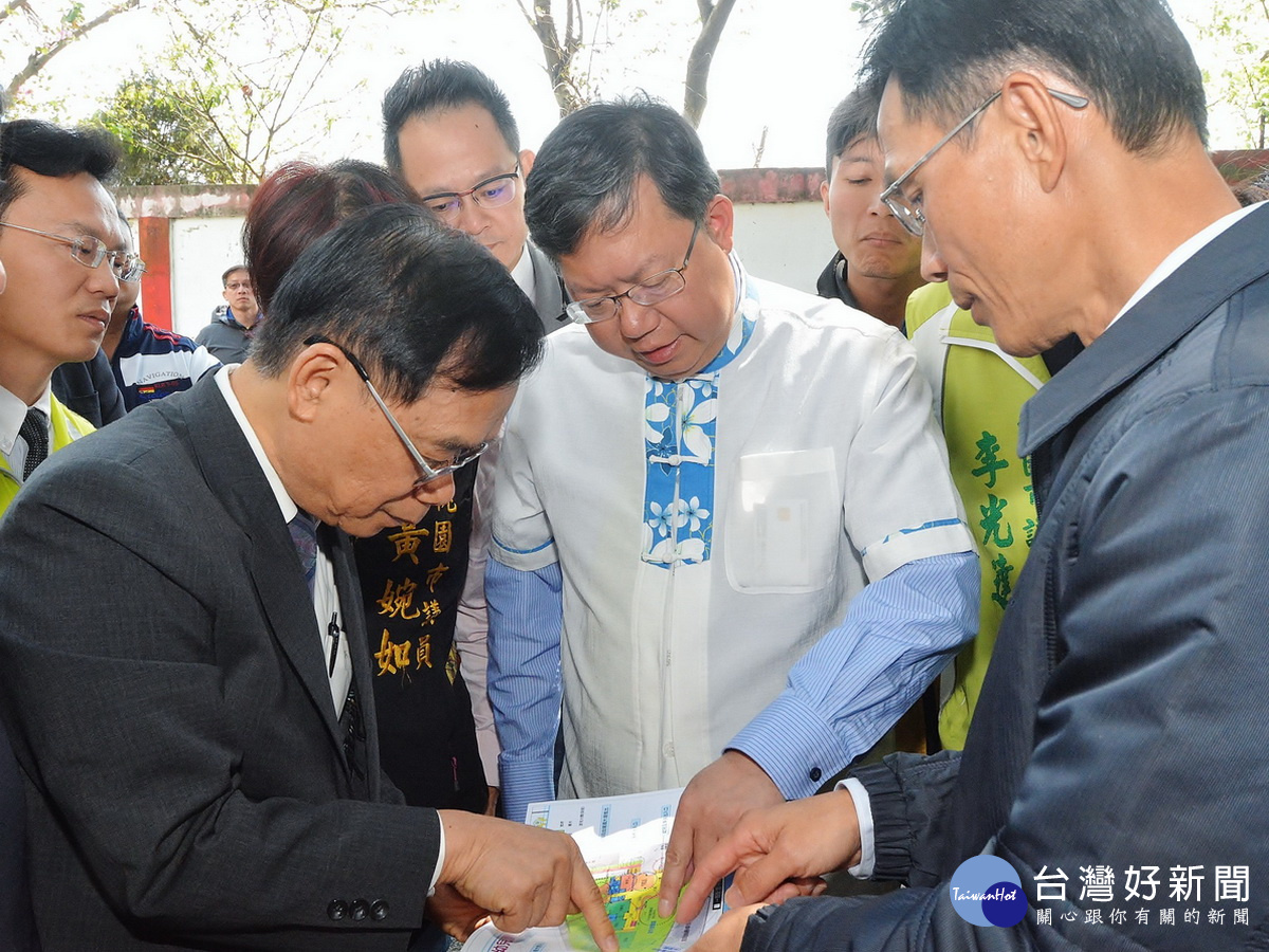 桃園市長鄭文燦前往桃園區建國國中履勘建國非營利幼兒園。