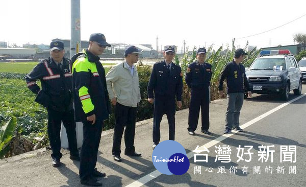北港分局長廖志明率相關單位人員到場勘查,指示加強肇事路段及周邊道路規劃勤務。(記者陳昭宗拍攝)