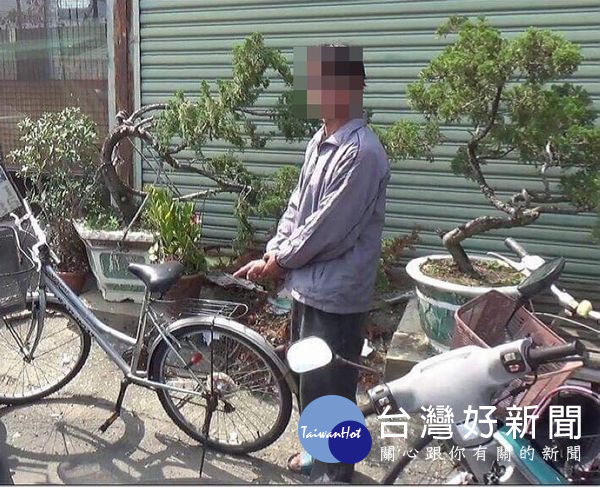 男子涉嫌行竊學生未上鎖的腳踏車遭查獲，帶同警方前往取贓。（記者陳昭宗拍攝）