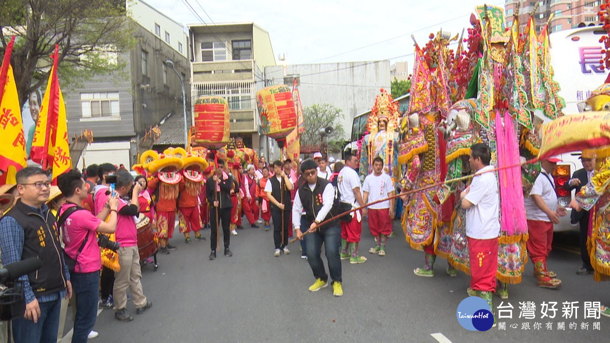 松山慈祐宮媽祖到達彰化南瑤宮參香,近6000人信眾,聲勢浩大。(圖/記者鄧富珍攝)
