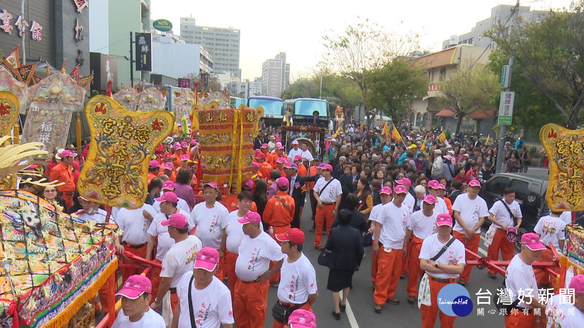 松山慈祐宮媽祖到達彰化南瑤宮參香,近6000人信眾,聲勢浩大。(圖/記者鄧富珍攝)