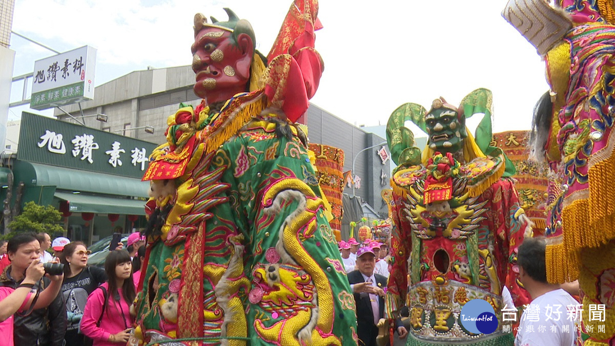 松山慈祐宮媽祖到達彰化南瑤宮參香,近6000人信眾,聲勢浩大。(圖/記者鄧富珍攝)