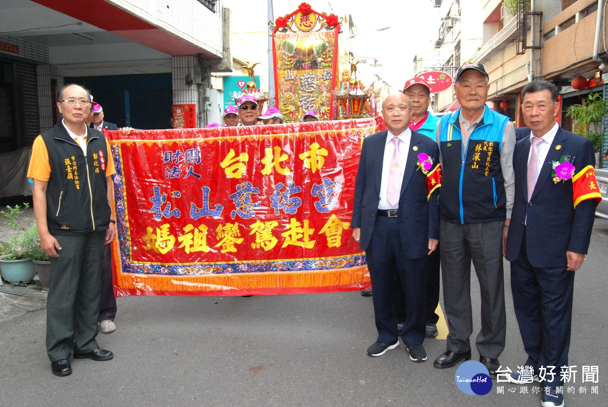 松山慈祐宮董事長陳玉峰(前右3)率近6千信眾到南瑤宮參香市公所主秘張臺嶺(左)代表南瑤宮管理人市長邱建富接駕。(圖/記者鄧富珍攝)