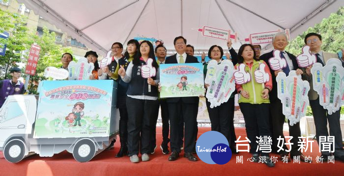 桃園市長鄭文燦前往衛生局,出席「疫苗配賦記者會」。