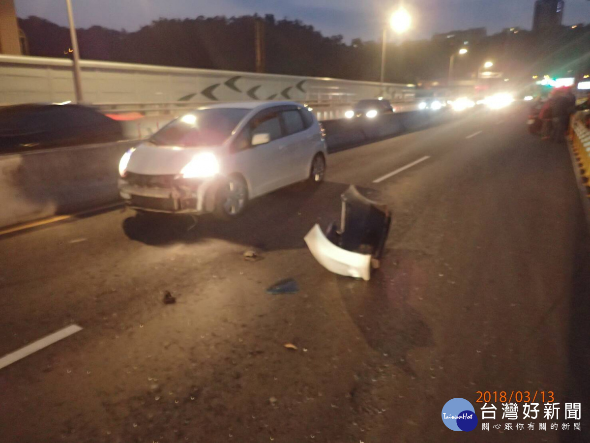 台三線武嶺橋發生車禍,一部撞至機車道,另一部在汽車道,形成大塞車。(圖/記者陳寶印攝)