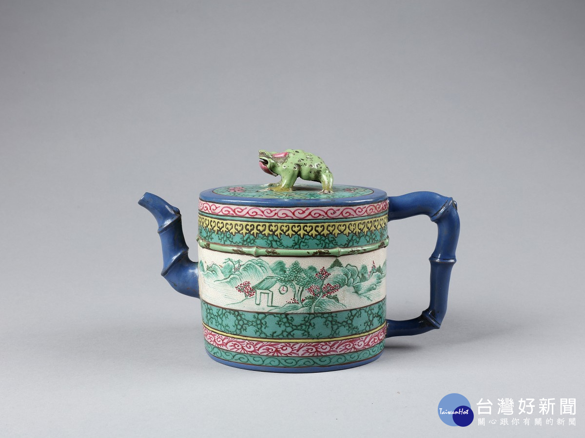 紫砂滿彩「漢珍」款竹節壺的壺鈕為蟾蜍形，被民眾連想到是風靡全臺的手遊旅蛙。
