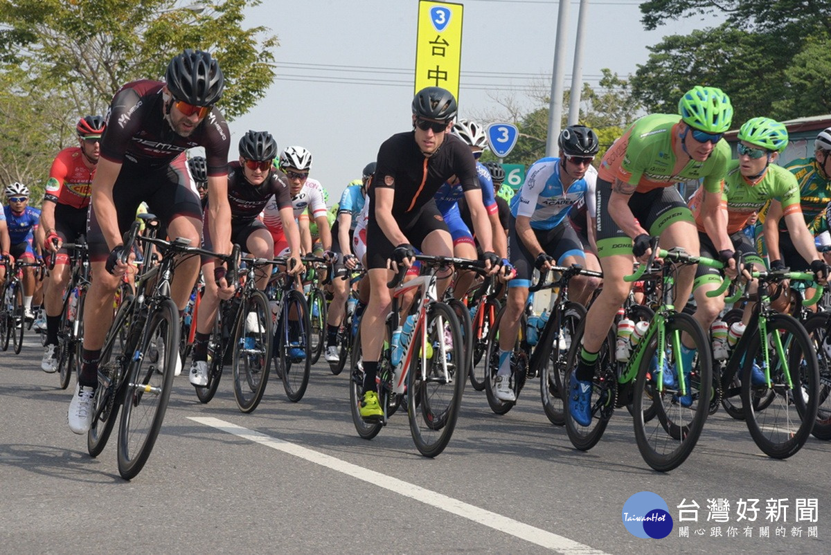 選手參與在南投縣境的國際自行車賽事。