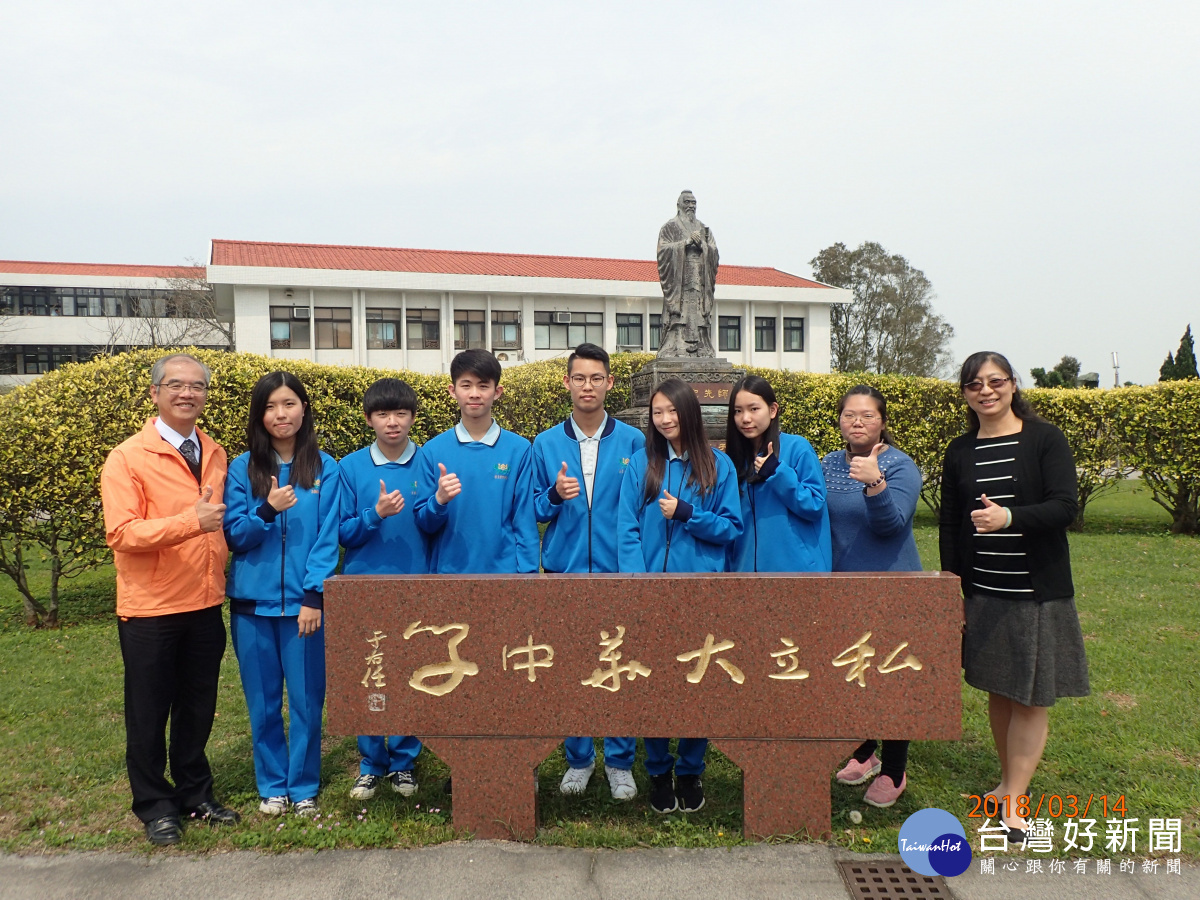 桃園市私立大華中學升學輔導策略奏效，繁星推薦名額28人報名、22人上榜，錄取率78.6％。