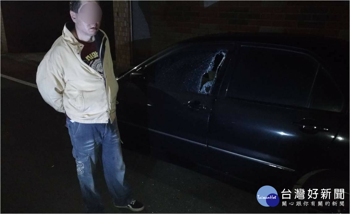 梁姓男子連續砸破路旁停放的3輛自小客車車窗意圖竊取財物,路過的民眾發現後立即報警,當場人贓俱獲。