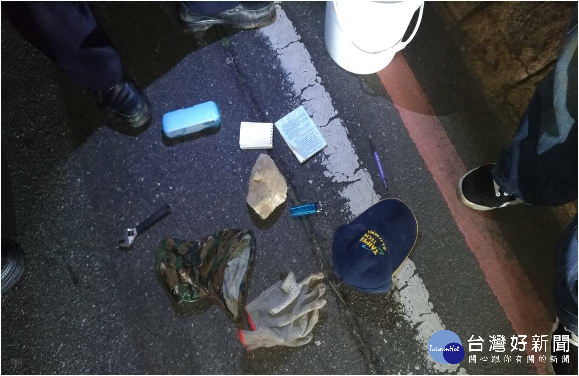 梁姓男子連續砸破路旁停放的3輛自小客車車窗意圖竊取財物,路過的民眾發現後立即報警,當場人贓俱獲。