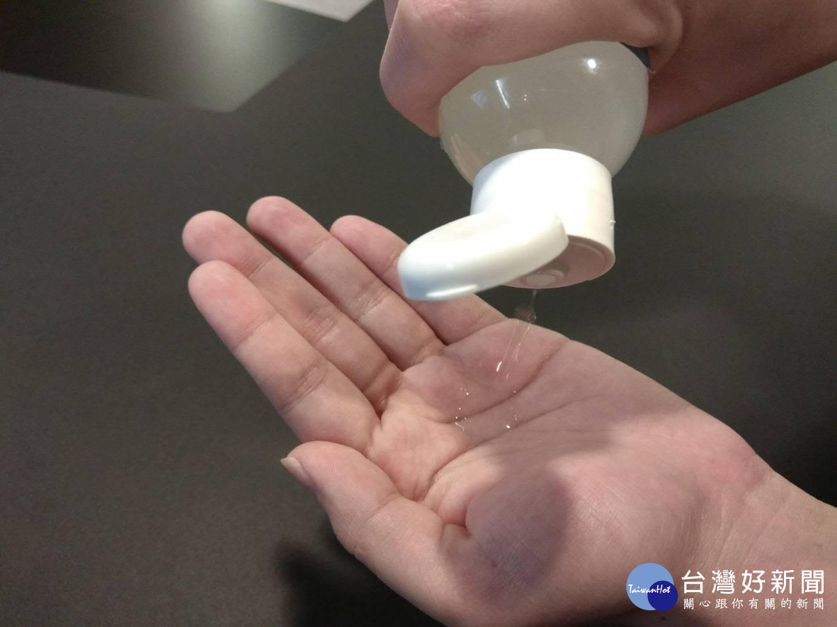 塗抹的鎂營養品,質地水潤容易被皮膚吸收,內含天然止痛因子Opti-MSM,能緩解關節不適。