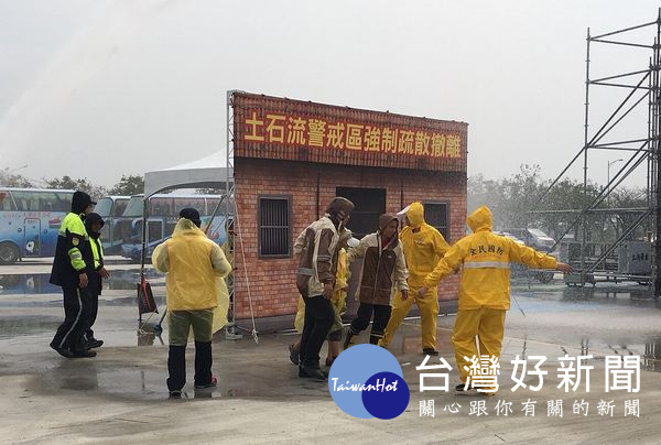 透過實兵演練,讓民眾知道如何在最快時間找到避難場所,更使官兵能在災害期間,迅速至戰備位置。(記者陳昭宗拍攝)