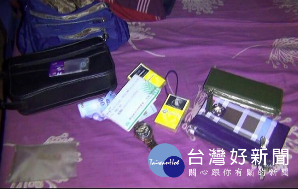 警方於竊嫌住處埋伏,待竊嫌返家之際予以逮捕,當場查扣遭竊財務。(記者陳昭宗拍攝)