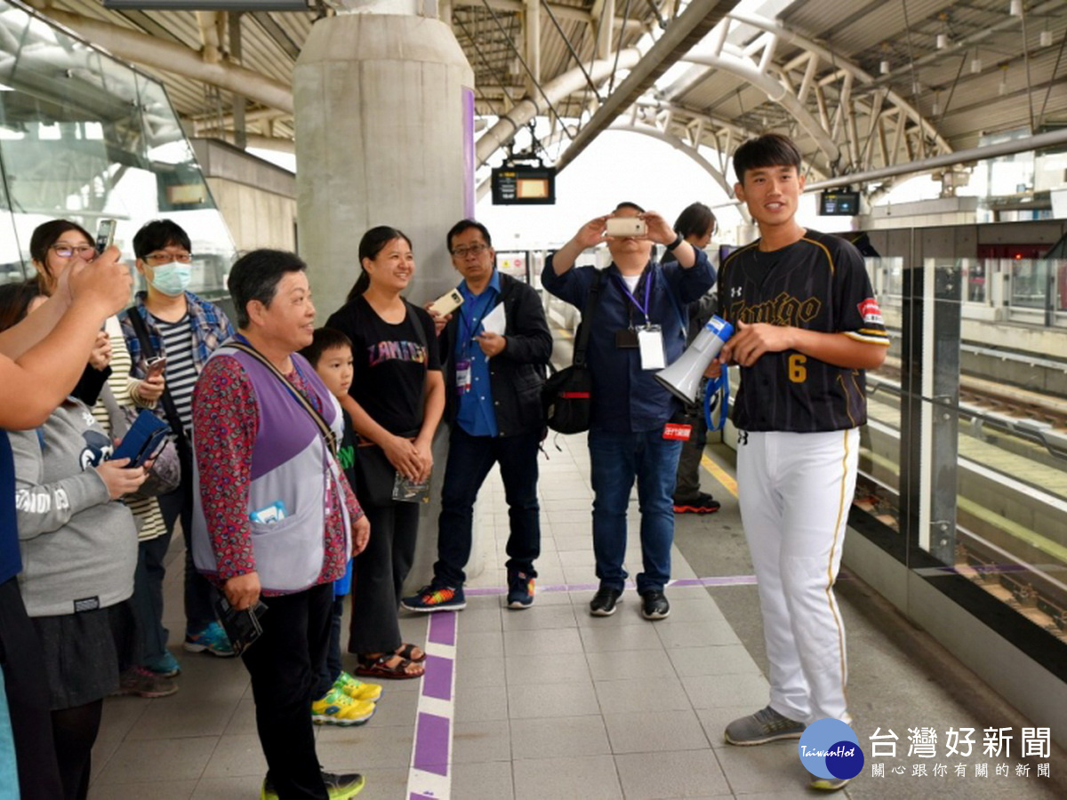 職棒Lamgio大球星林立、林承飛變身桃園捷運站長為旅客服務，引起球迷驚叫聲連連。