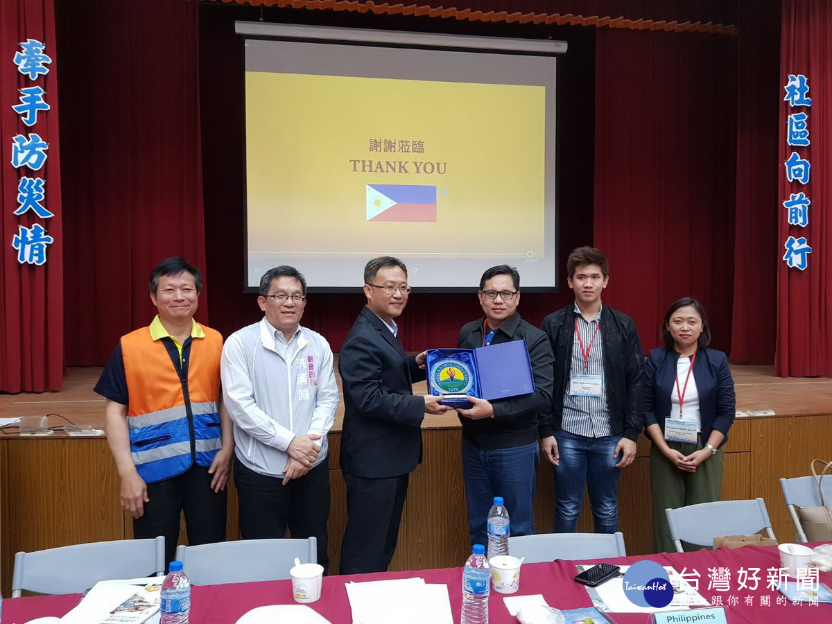 桃園市政府水務局主任秘書魏茂銹(左三)與菲律賓訪問團互贈禮物。